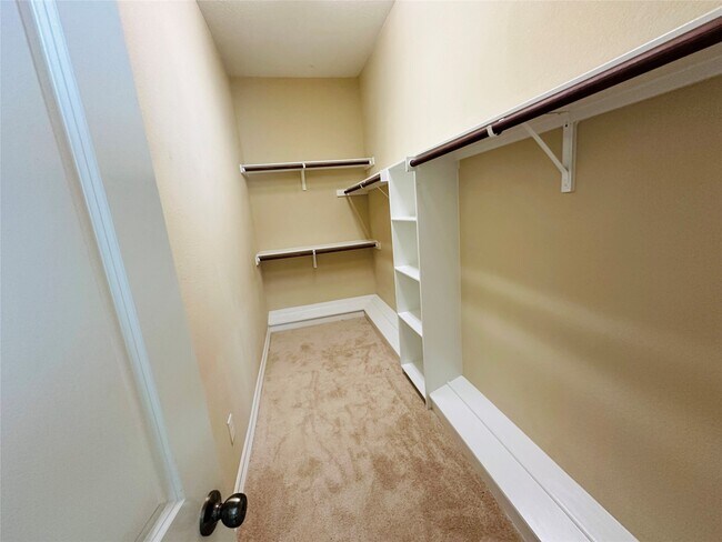 Building Photo - 21927 Field Green Dr