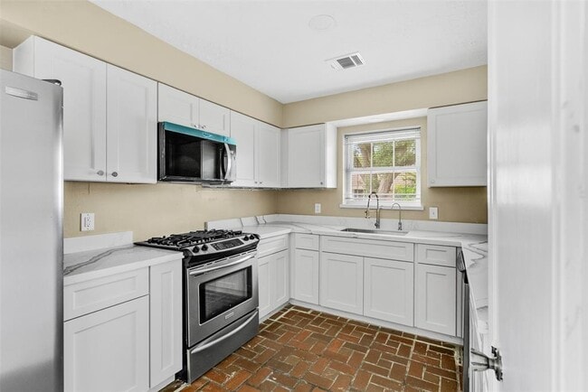 Building Photo - 3315 Crestdale Dr