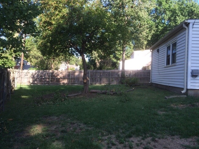 Building Photo - Beautiful home in Westboro! 2car attached ...