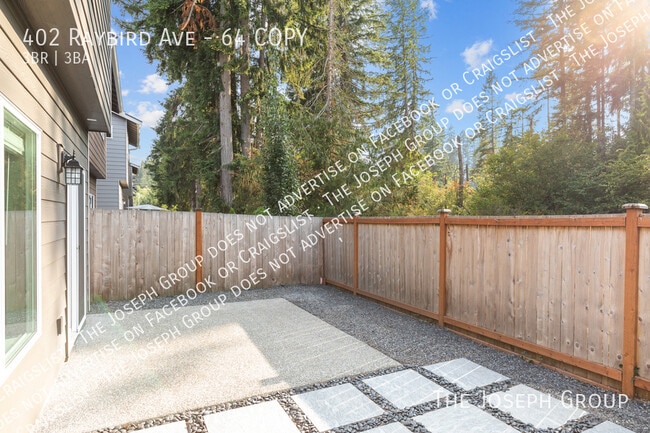 Building Photo - 402 Raybird Ave