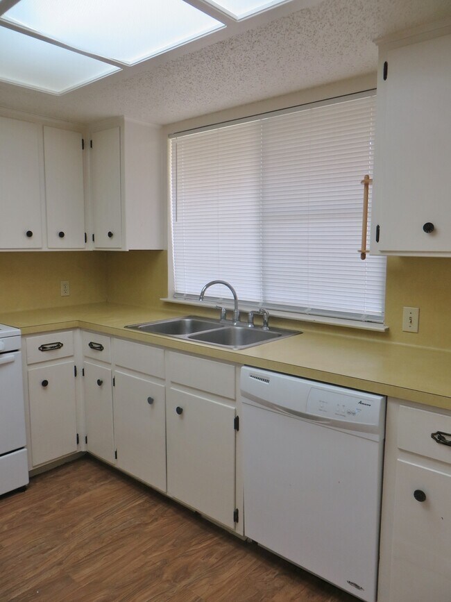 Building Photo - 3 Bedroom 2 Bathroom Georgetown Home