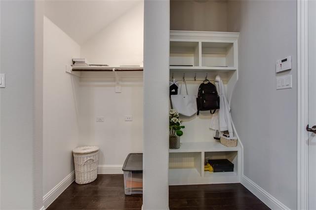 Building Photo - 612 Club Dr