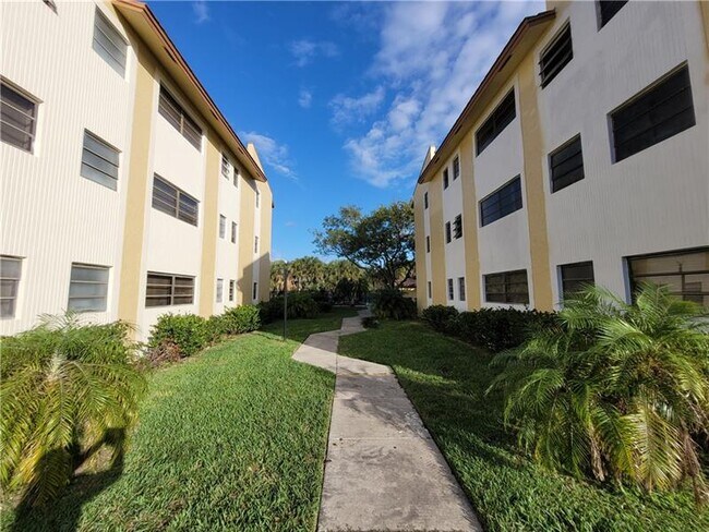 Primary Photo - 2027 Coral Ridge Dr
