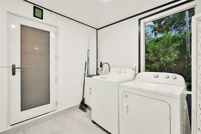 Building Photo - 6400 SW 62nd Ct