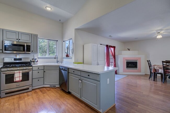 Building Photo - $2222 | 3BR/3BA | Pueblo West Gem!