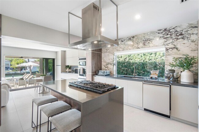 Building Photo - 7810 Hawthorne Ave