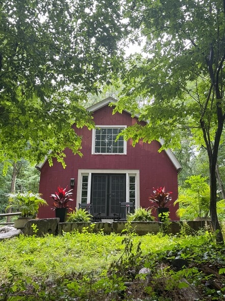 Building Photo - 300 Chestnut Hill Rd