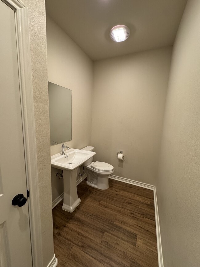 Building Photo - 5670 Shadowbend Cir N