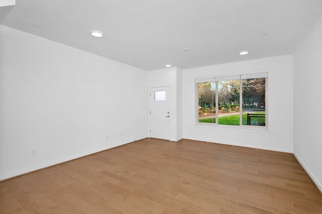 Building Photo - Bellevue spacious townhome living - 2 car garage