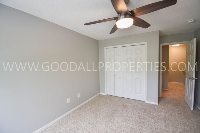 Building Photo - 2 Bedroom 1.5 Bath Townhome In West Des Moines