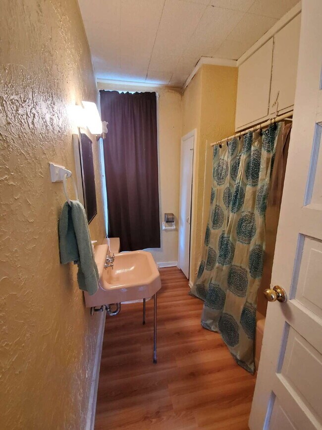 Building Photo - Triplex Lower Unit - Available for Rent - Video tour