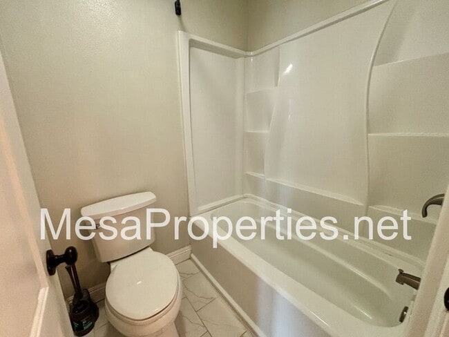 Building Photo - 118 N Glendora Ave