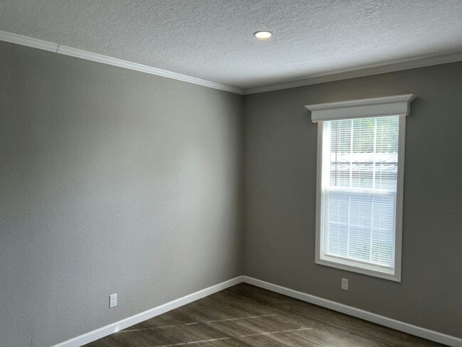 Building Photo - 3150 NE 36th Ave