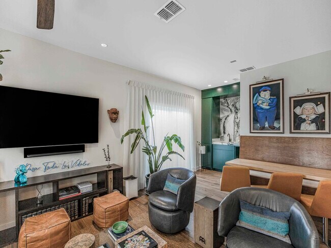 Building Photo - 210 Veracruz Dr