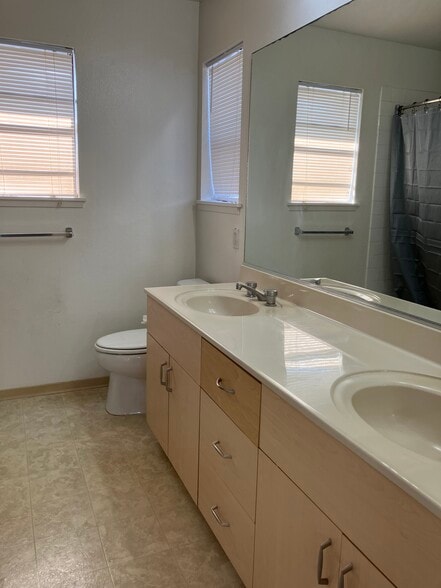 PRIMARY Bathroom, in main Suite - 95-2052 Puukaa St