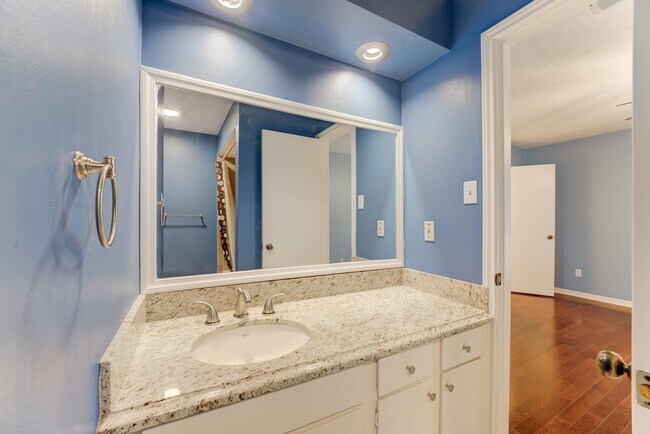 Building Photo - 1039 Fountain View Dr