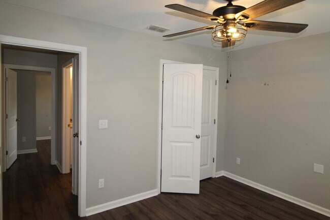 Building Photo - 3 Bedroom in Magnolia Gardens Available Now!
