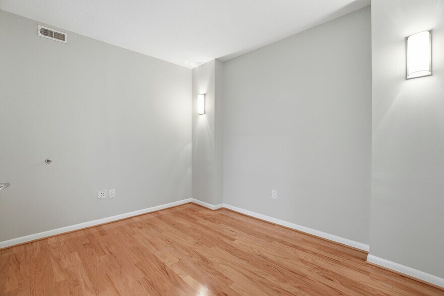 Building Photo - 1001 L St NW