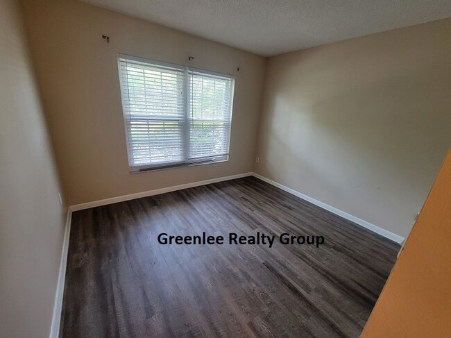 Building Photo - Updated 1st floor condo – 2 Bed/2 Bath- Ga...