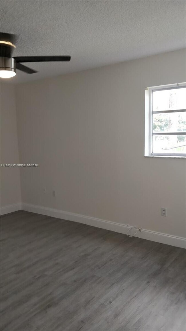 Building Photo - 1975 NE 135th St