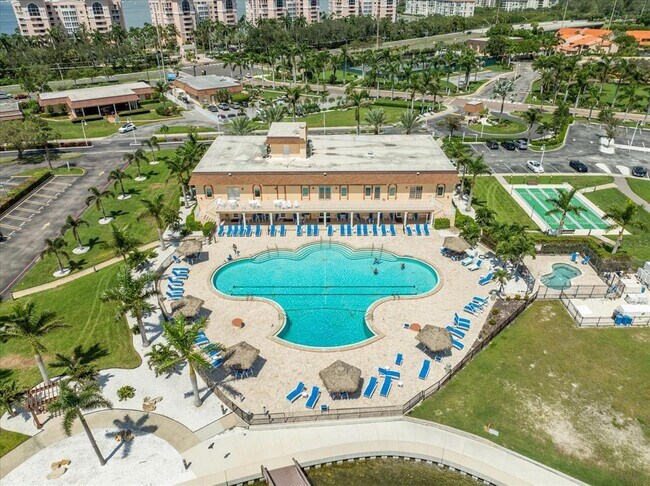 Building Photo - 5200 Brittany Dr S