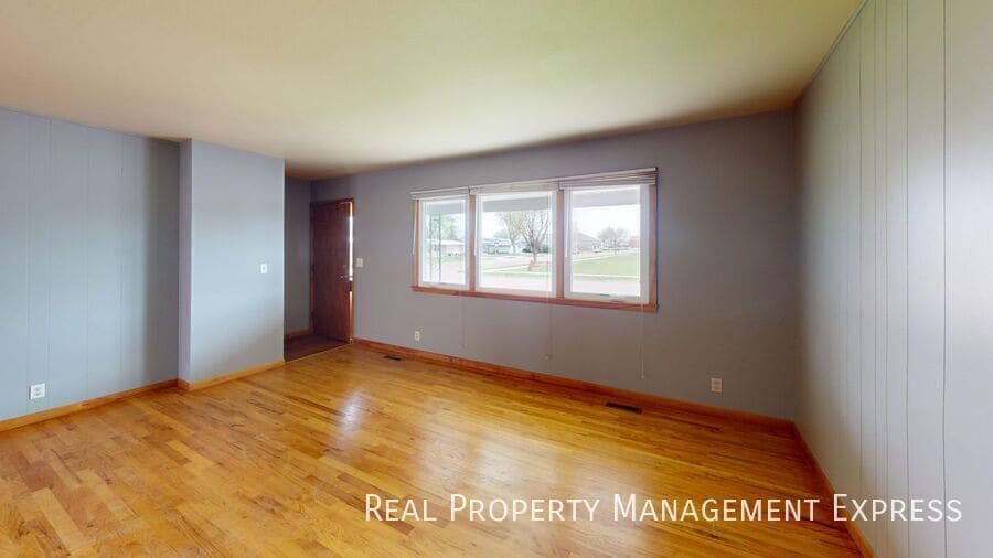 Building Photo - 2200 W 39th St