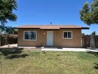 Building Photo - Charming 2 bedroom 1 bath on Large Lot!!