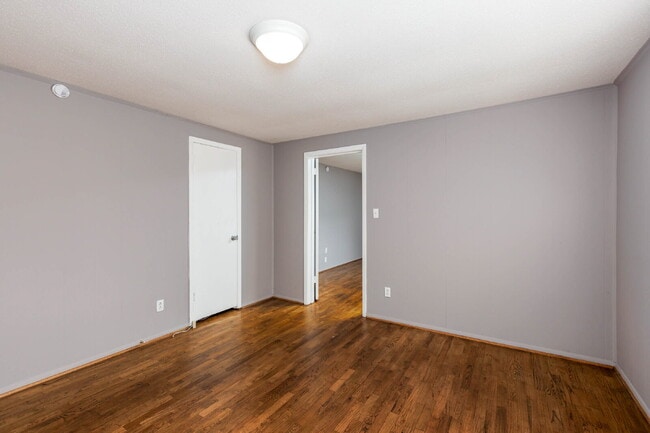Building Photo - 208 9th Ct S