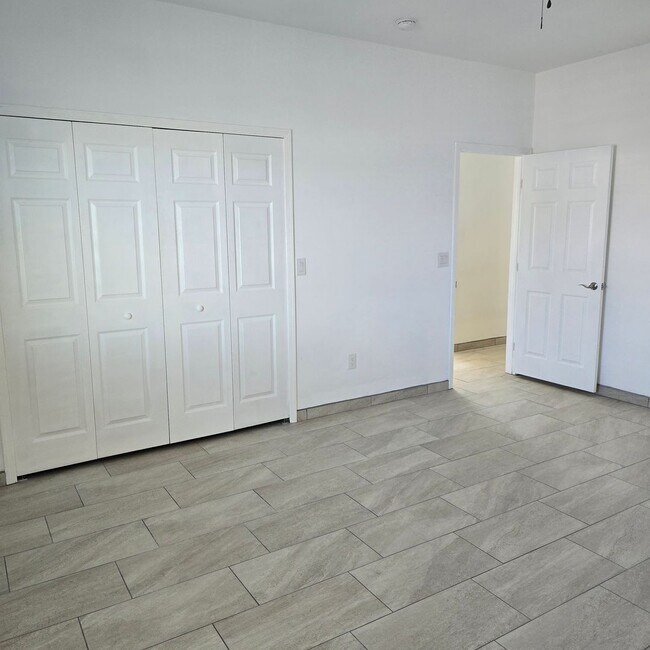 Building Photo - Fresh and Open Floor Plan!