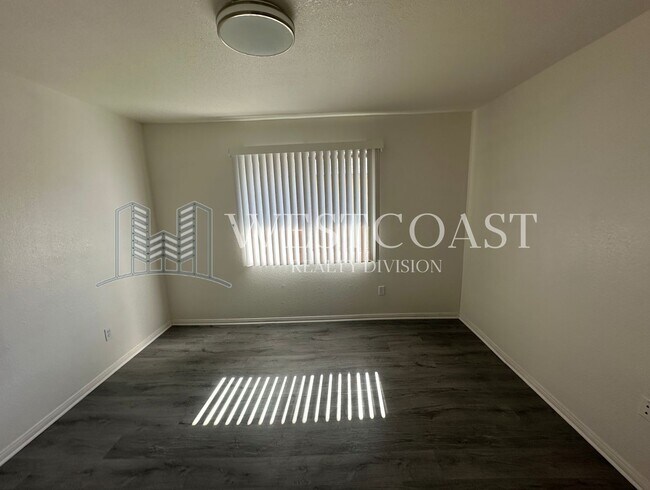 Building Photo - Charming 2-Bed / 2-Bath Home in Rialto – I...