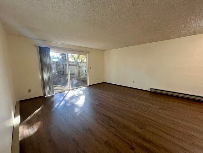 Building Photo - Updated Duplex (Unit A) - Water included!