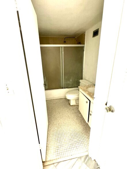 Building Photo - 3725 S Ocean Dr
