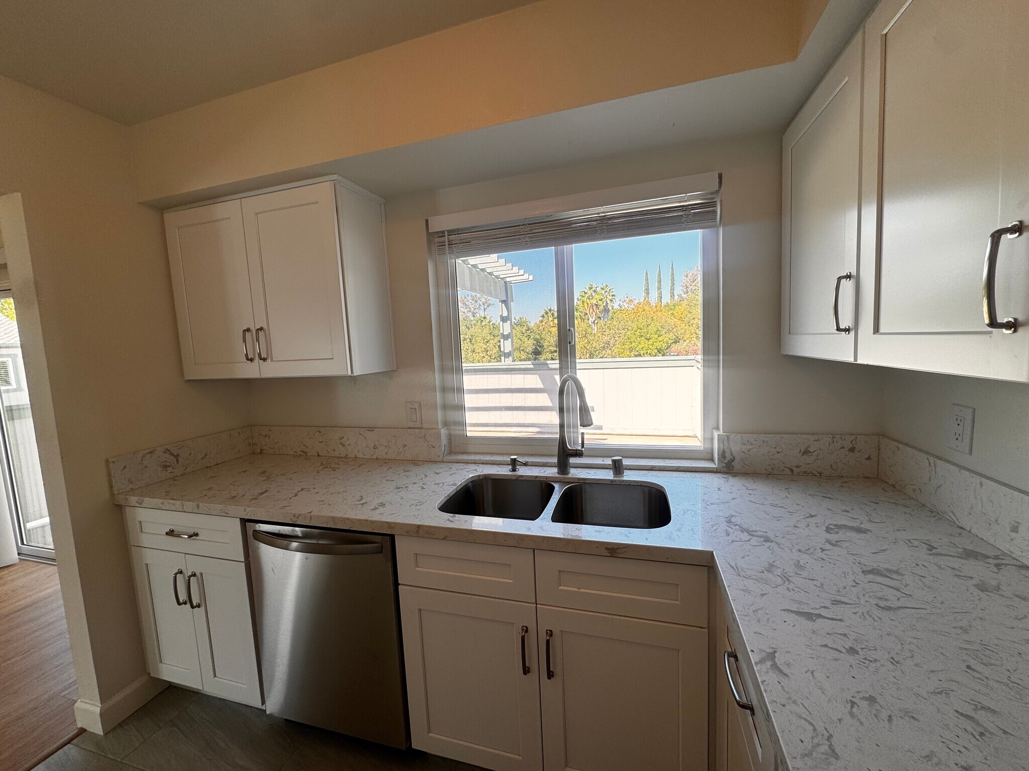 Building Photo - 1102 Cleghorn Dr