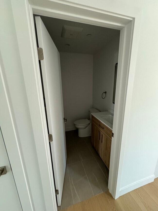 Building Photo - Spacious 1000 Sq. Ft. Single-Floor Back AD...