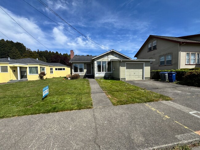 Primary Photo - 2 Bed 1 Bath Home Just minutes away from C...