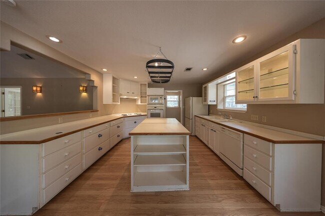Building Photo - 105 Ridge Oak Dr