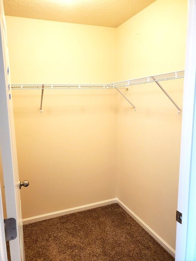 Building Photo - Welcome to this beautiful 3-bedroom, 2-bat...