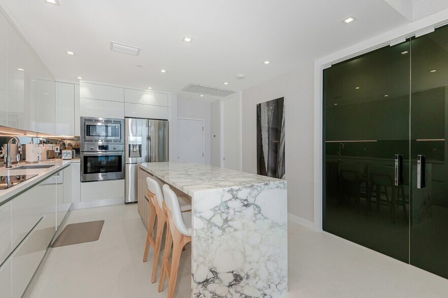 Building Photo - 2301 Collins Ave