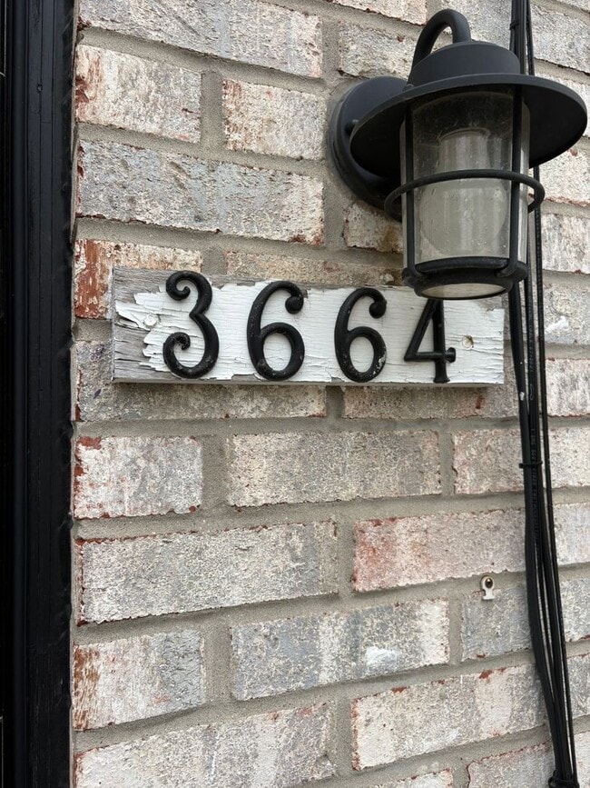 Building Photo - Beautifully Updated Townhouse – Prime Location!