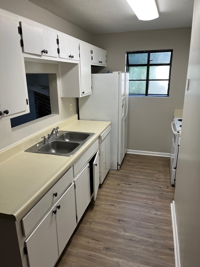 Building Photo - 2077 Hanover Ct