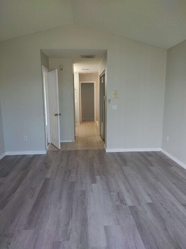 Building Photo - "Spacious 1732 Sq Ft 3-Bed, 2 Baths, in Tarpon Springs!"