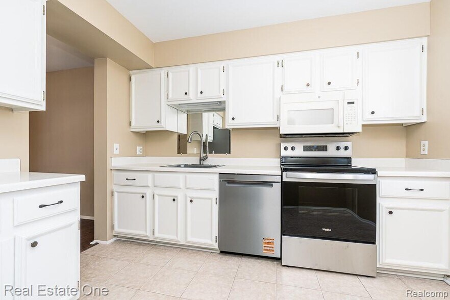 Building Photo - 5075 Buckingham