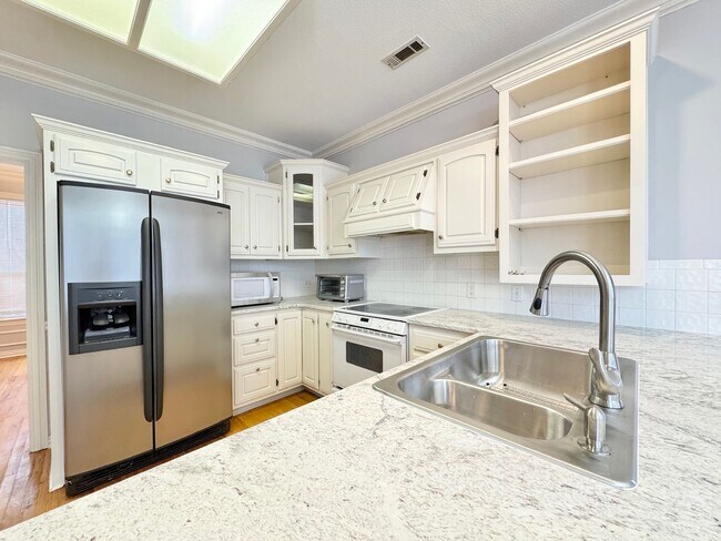 Building Photo - East Fayetteville 7 bedrooms 5 baths, VANDERGRIFF DIST - beautiful spread