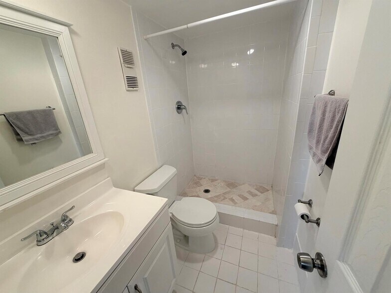Building Photo - 9230 Lagoon Pl