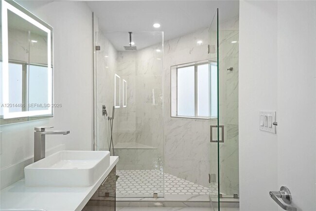 Building Photo - 711 Sunset Dr
