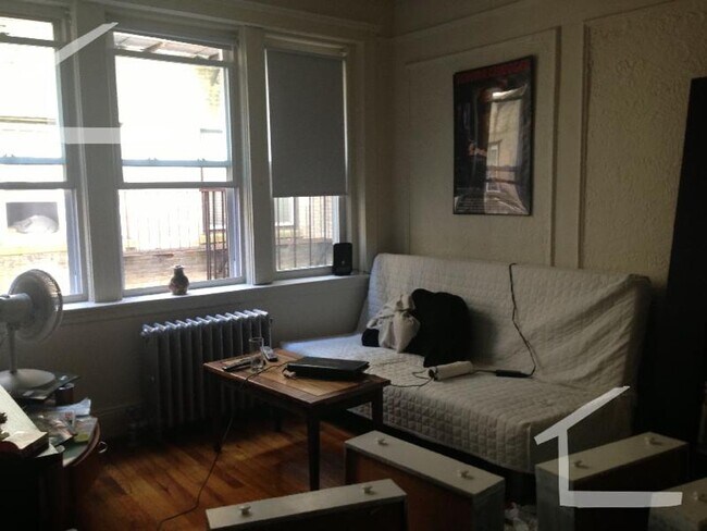 Building Photo - Avl NOW - No Fee! Split-style 2BR on Green...