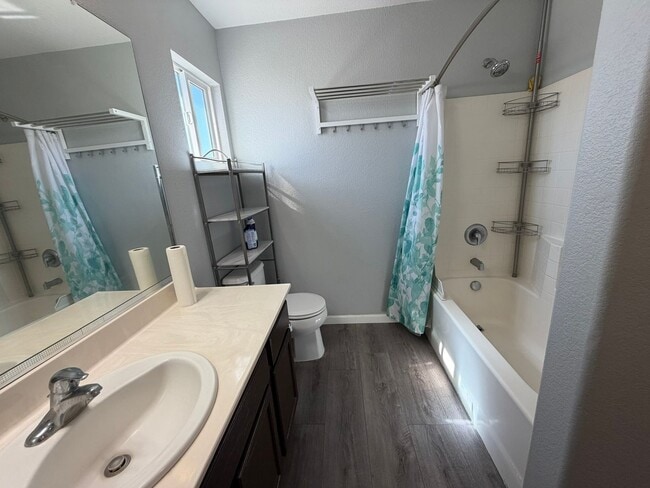 Building Photo - AVAILABLE NOW! LEASE TODAY! 4 Bedroom 3 Bath Elk Grove Home with Bonus Room!