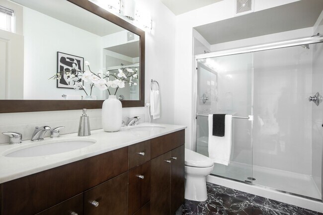 Building Photo - Matae Condominiums - Lower Queen Anne/Bell...