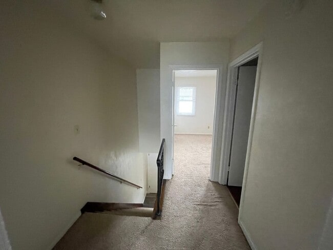 Building Photo - 2 bedroom townhouse- located near frisbee ...