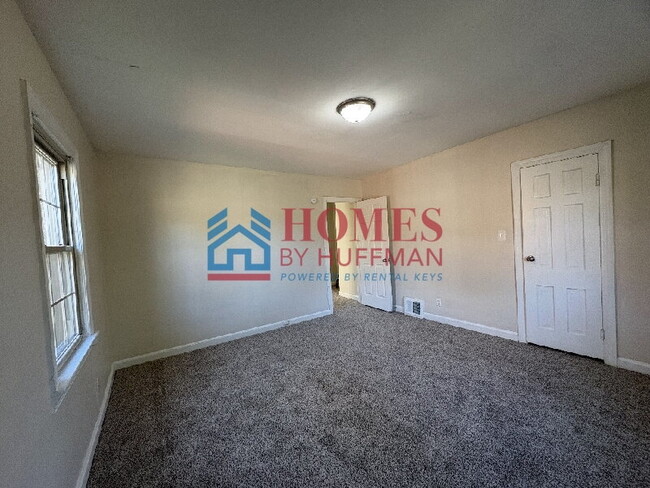 Building Photo - Two Bedroom Townhome | Fenced in Back Yard